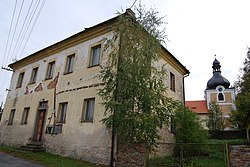 Fara a kostel v Budislavicích.