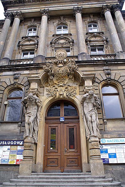 File:Budynek NOT ul Piłsudskiego portal wejścia głównego fot BMaliszewska.jpg