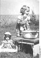Bundesarchiv Bild 183-2005-0823-514, Kleines Mädchen spielt mit Puppen.jpg