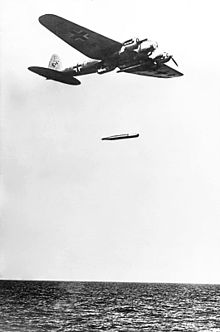 Torpedoangriff mit Heinkel He 111. Das Flugzeug konnte zwei Torpedos mitführen, welche an den Bombenschlössern unter dem Bombenschacht eingehängt wurden.
