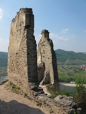 Руины главной башни замка