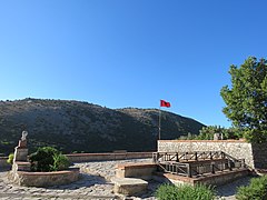 Vrchol pevnosti s albánskou vlajkou