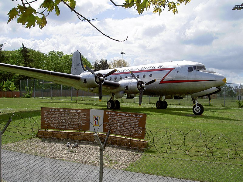 File:C-54 Skymaster (Rosinenbomber) registration 5557 at Flughafen Tempelhof pic1.JPG