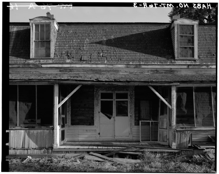 File:COMMON FRONT ENTRY, VIEW TO SOUTHWEST - Fort Keogh, Officers Quarters A, 3 miles west of Miles City on U.S. Highway 10, Miles City, Custer County, MT HABS MONT,9-MILCI,3-A-3.tif