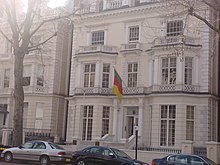 Nationalflagge an der Botschaft Kameruns in London