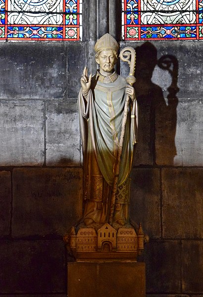 File:Capilla sur de catedral de Notre Dame París.jpg