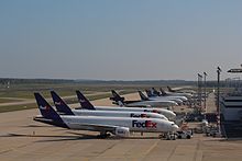 Mehrere Flugzeuge verschiedener Frachtfluggesellschaften am Flughafen Köln/Bonn