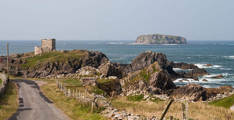 File:Carrickabraghy Castle and Glashedy Island 2014 09 12.jpg