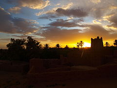 Coucher de soleil. Casbah (en amazigh : Igherm), demeure fortifiée en pisé.