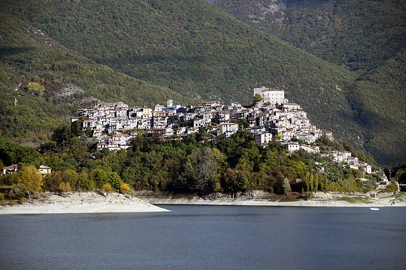 Archivi:Castel di Tora.jpg