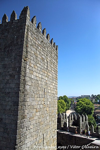 File:Castelo de Guimarães - Portugal (8550402338).jpg