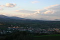 Parte meridionale del centro abitato con il monte Cucco sullo sfondo