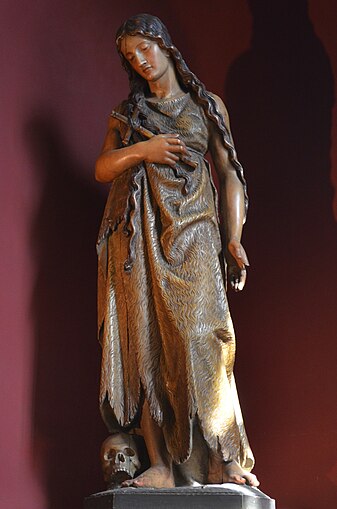 Statue de sainte Marie Madeleine portée en procession