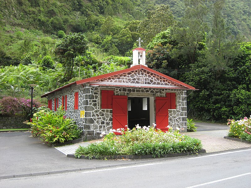 File:Chapelle du Pont de l'Escalier, Salazie, La Réunion.jpg