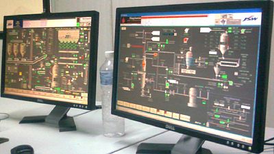 化學工程師以電腦控制並監控自動化工廠系統。[22]