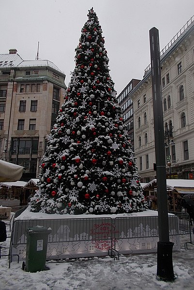 File:Christmas tree, Vörösmarty Square, 2019 Lipótváros.jpg