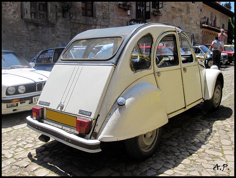 File:Citroën 2CV 6 Spécial (4654010030).jpg