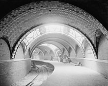 Vue en noir et blanc de la gare incomplète, vue depuis le quai au début des années 1900