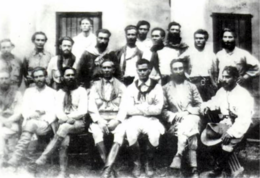 Luis Carlos Prestes, Juarez Tavora, Siqueira Campos and other colleagues in charge of the Prestes Column, with Miguel Costa, of the Public Force of Sao Paulo, at the center Comando da Coluna Prestes.png