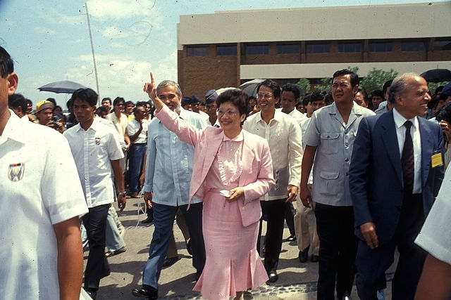 Aquino visits the IRRI in 1986.