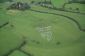 Protestors gathered at the Hill of Tara to protest against the construction of the new motorway. County Meath - Hill of Tara - 20070923154644.jpg