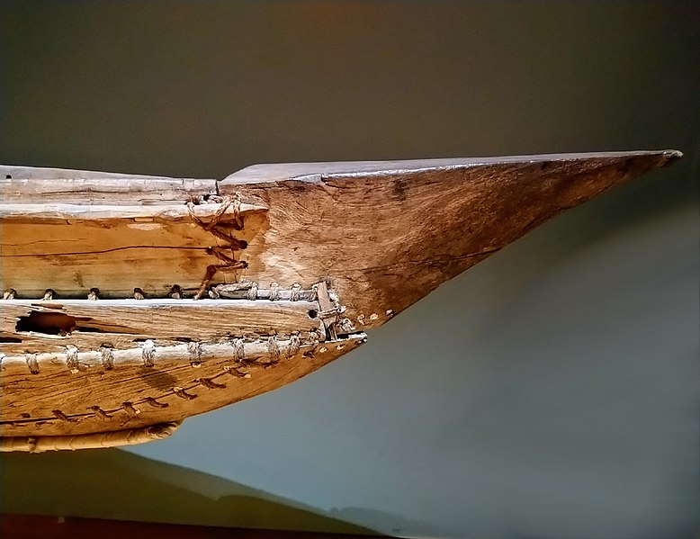 File:Détail d'une pirogue traditionnelle polynésienne.jpg