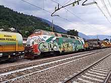 D220.049 steht im Bahnhof Brixen mit sehr vielen für Italien typischen Graffiti.