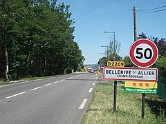 Panneau d'entrée d'agglomération avec panneau B14 à 50 km/h redondant placé sur le même support