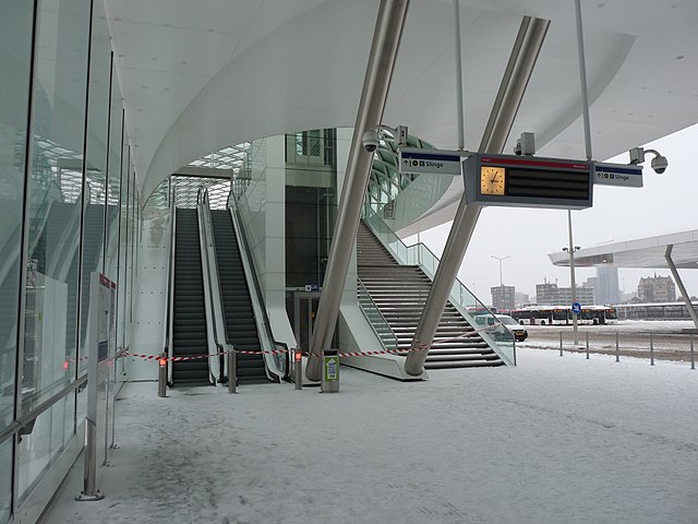 640px-Den_haag_CS_metrolijn_E_in_sneeuw_2021.jpg (640×480)