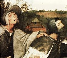 The image section shows the upper body and head of the third (right) and fourth blind man, in the background the hill and in front of it a farmhouse.  The one on the left has put his hand on the shoulder of the man in front of him.  He wears a light cloak over a leather doublet and a hat over a white cloth hood.  He has turned his beardless face upwards with his mouth half open.  The one on the right has a cloak with a black yoke thrown over the dark vest.  He has a black three-day beard and short black hair protrudes from under the dark hood.  The depiction of the eyes of the two is so precise that experts were able to diagnose glaucoma in the left and black star in the right.