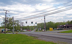 Zentrum von Orange Lake, Blick nach Osten entlang NY 52