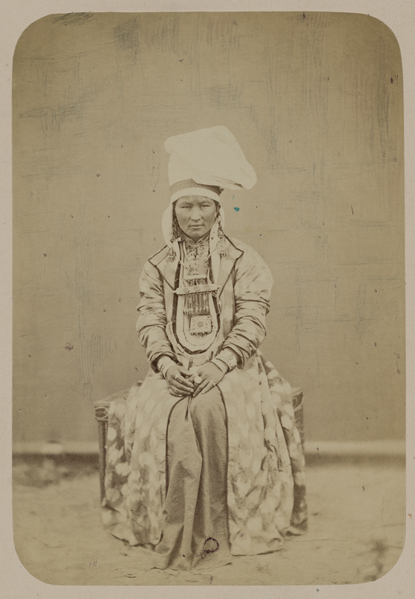 File:Dress of a Kyrgyz Woman. Everyday Head Scarf. WDL2470.png