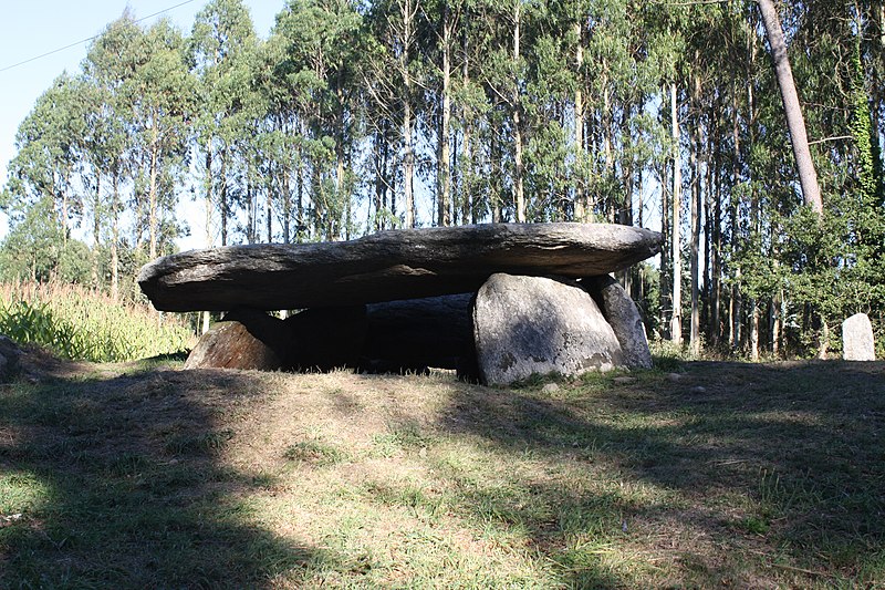 File:Dumbría, Olveira, Regoelle, Pedra da Arca 01-04d.jpg