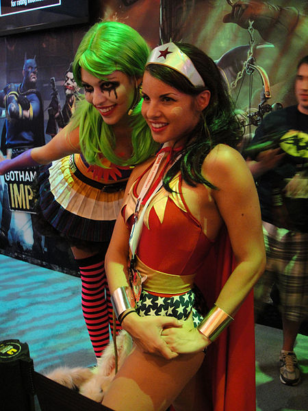 File:E3 2011 - Harley Quinn and Wonder Woman (Warner Bros) (5822112853).jpg