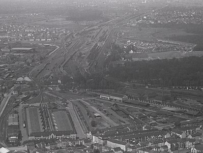 Güterbahnhof Basel Bad Bf im Vordergrund, im Hintergrund anschließend der Rangierbahnhof Basel Bad Bf, rechts die Einfahrt nach Basel Badischer Bahnhof (1946)