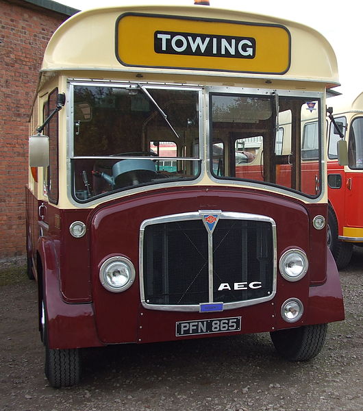 File:East Kent tow truck PFN 865 converted AEC Regent V.jpg