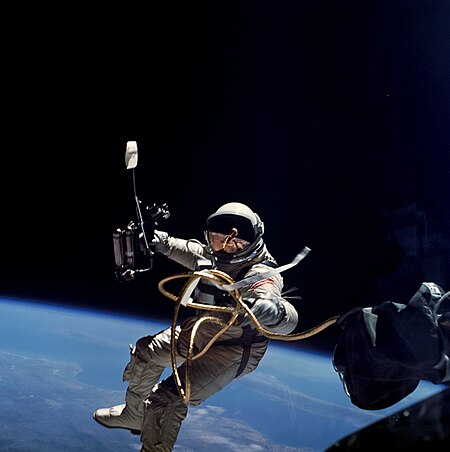 Tập tin:Ed White performs first U.S. spacewalk - GPN-2006-000025.jpg