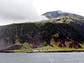 Vista de Tristão da Cunha com o povoado de Edimburgo dos Sete Mares (abaixo) e o Queen Mary's Peak.