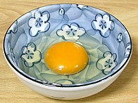 Cassez un œuf frais dans un bol.
