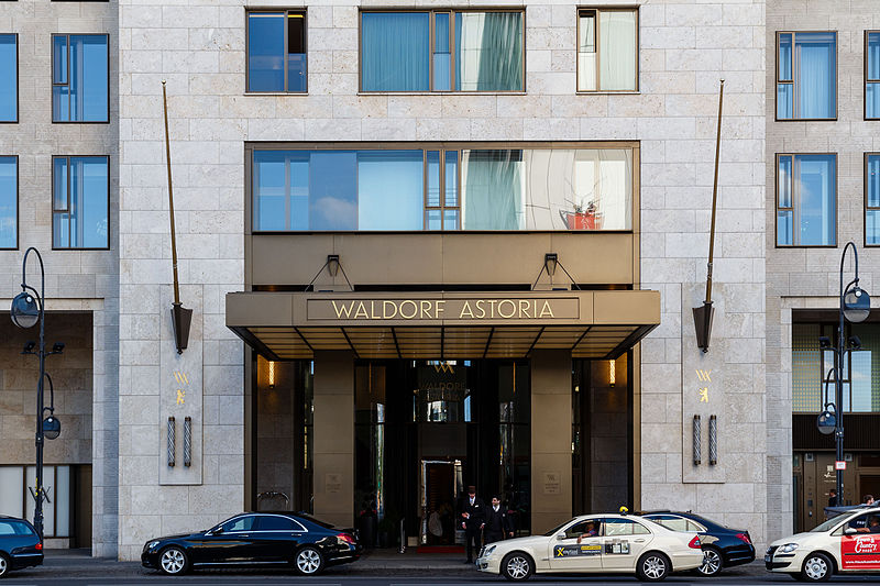 File:Eingang des Waldorf Astoria 20150604 8.jpg