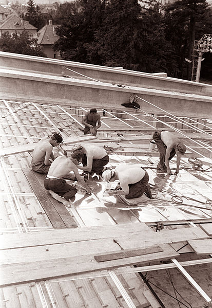 File:Ekipa delavcev podjetja Tehnogradnje montira streho Stadiona Ljudski vrt 1962.jpg