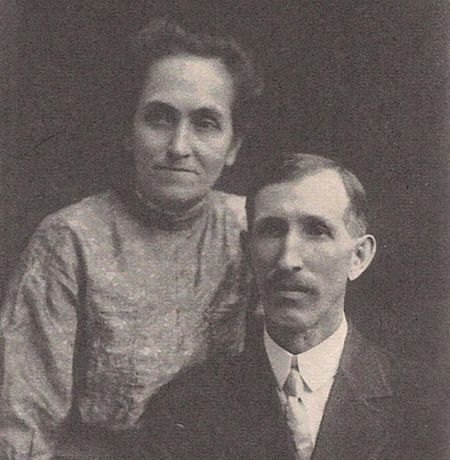 Elias & Flora Disney 1913.jpg