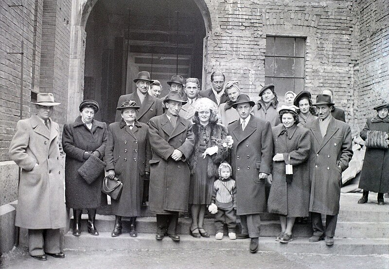 File:Esküvői csoportkép, 1948 Budapest. Fortepan 104771.jpg