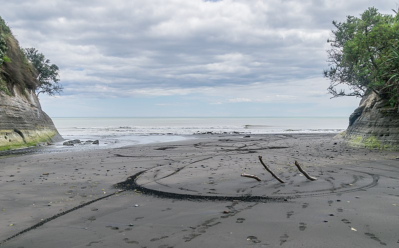 File:Estuary of Waikaramarama Stream 06.jpg