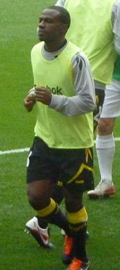 Ein Farbfoto von Fabrice Muamba im Training vor einem Ligaspiel.