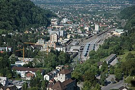 Veduta della stazione ferroviaria di Feldkirch, sul bordo destro dell'immagine l'area dell'ex officina automobilistica