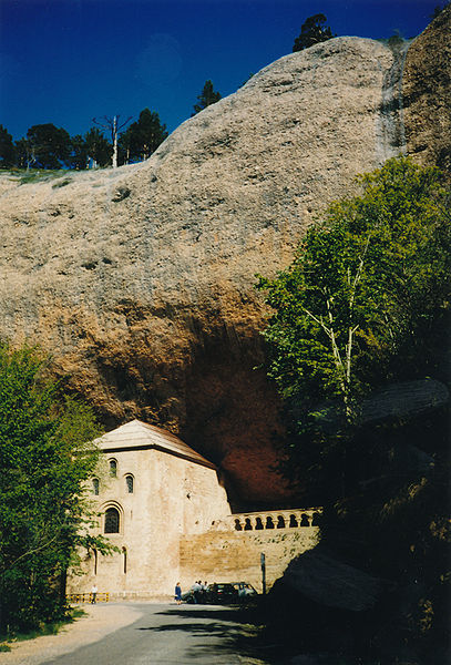 File:Felsenkloster San Juan de la Pena.jpg