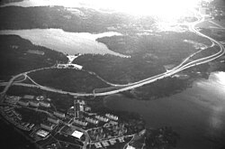 Flatenområdet från luften 1980, vy mot sydväst med sjön Flaten och Flatenbadet till vänster och Ältasjön längst ner till höger. Tyresövägen och Flatenvägen syns diagonalt i mitten.
