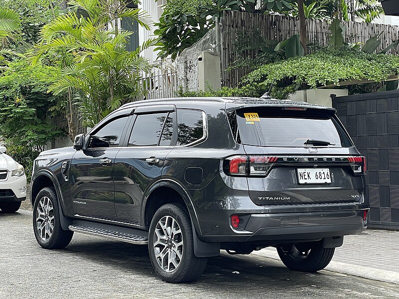 File:Ford Everest parked rear side.jpg