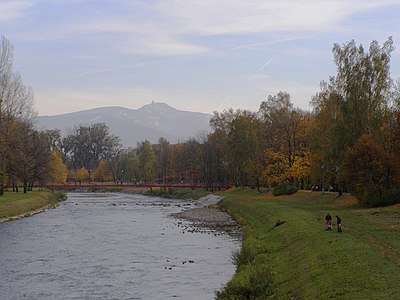 Frýdek-Místekin halkova Ostravice-joki. Taustalla Lysá hora -vuori (1323 m)
